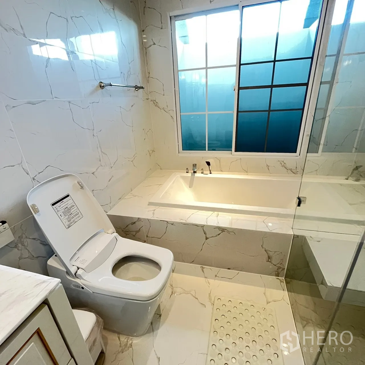 Detached House for rent or sale in Bang Khen, Bangkok - Bathroom with marble‑style tiles, bathtub and smart toilet.