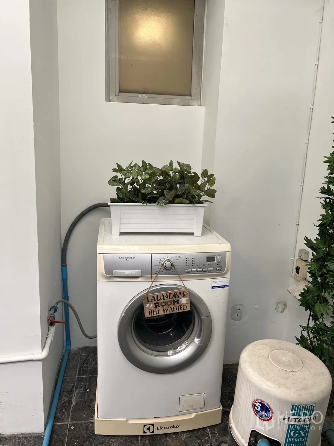 联排别墅 for rent in Suan Luang, Bangkok - 洗衣角落，配前置滚筒洗衣机。