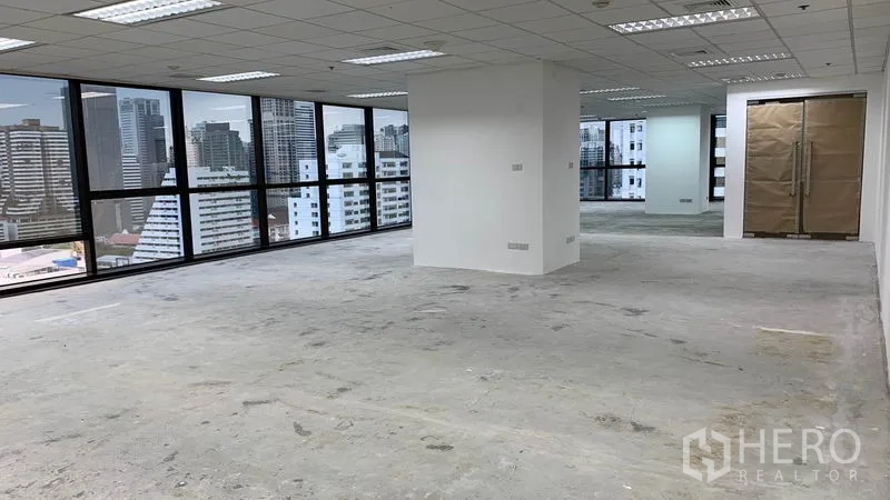 Office Space for rent in Ratchathewi, Bangkok - Bright open-plan office floor with large corner windows and Bangkok skyline views.