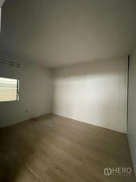 工厂 出租在Lat Lum Kaeo, Pathum Thani - 空白房间，白色墙面，小窗与木纹地板。