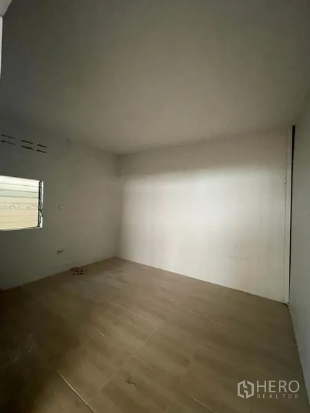工厂 出租在Lat Lum Kaeo, Pathum Thani - 空白房间，白色墙面，小窗与木纹地板。