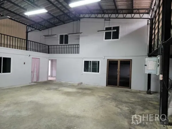 Warehouse for rent in Chatuchak, Bangkok - Clean warehouse interior with high ceiling, mezzanine office and concrete floor in Chatuchak, Bangkok.