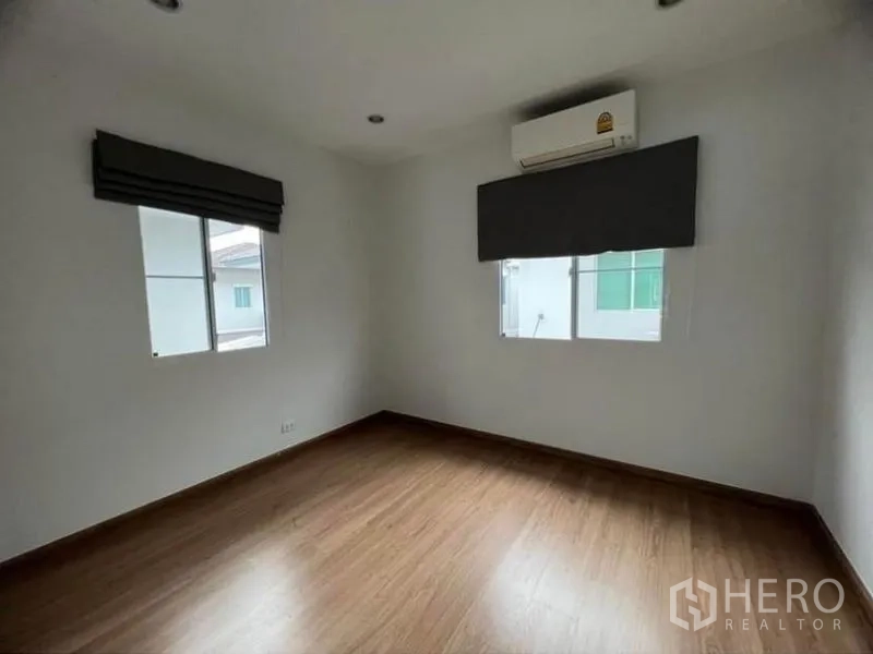独立式住宅 出租在Suan Luang, Bangkok - 第三卧室，木地板、窗户与空调