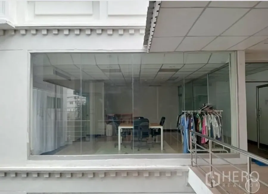 Retail Space for rent in Khlong Toei, Bangkok - Shopfront with full-height glass window, accessible ramp, tiled floor and bright interior.