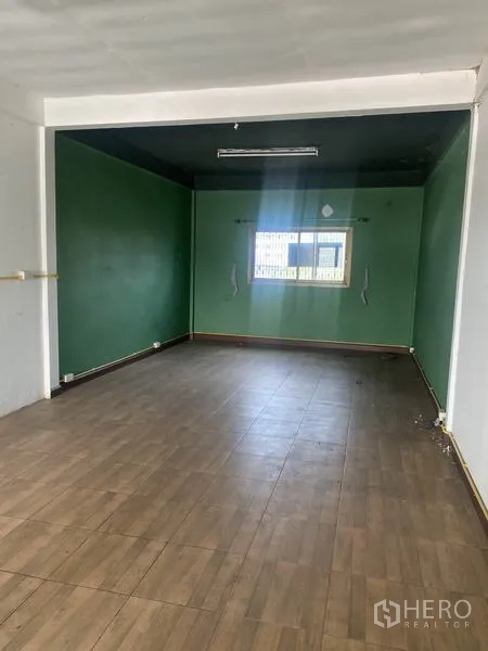 Shophouse for rent in Watthana, Bangkok - Mid-floor room with green walls, single window and wood flooring