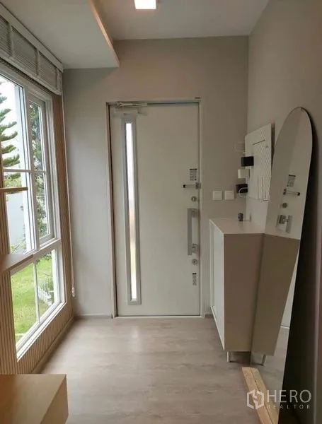Detached House for rent - Entry foyer with tall window, white front door and slim shoe cabinet.