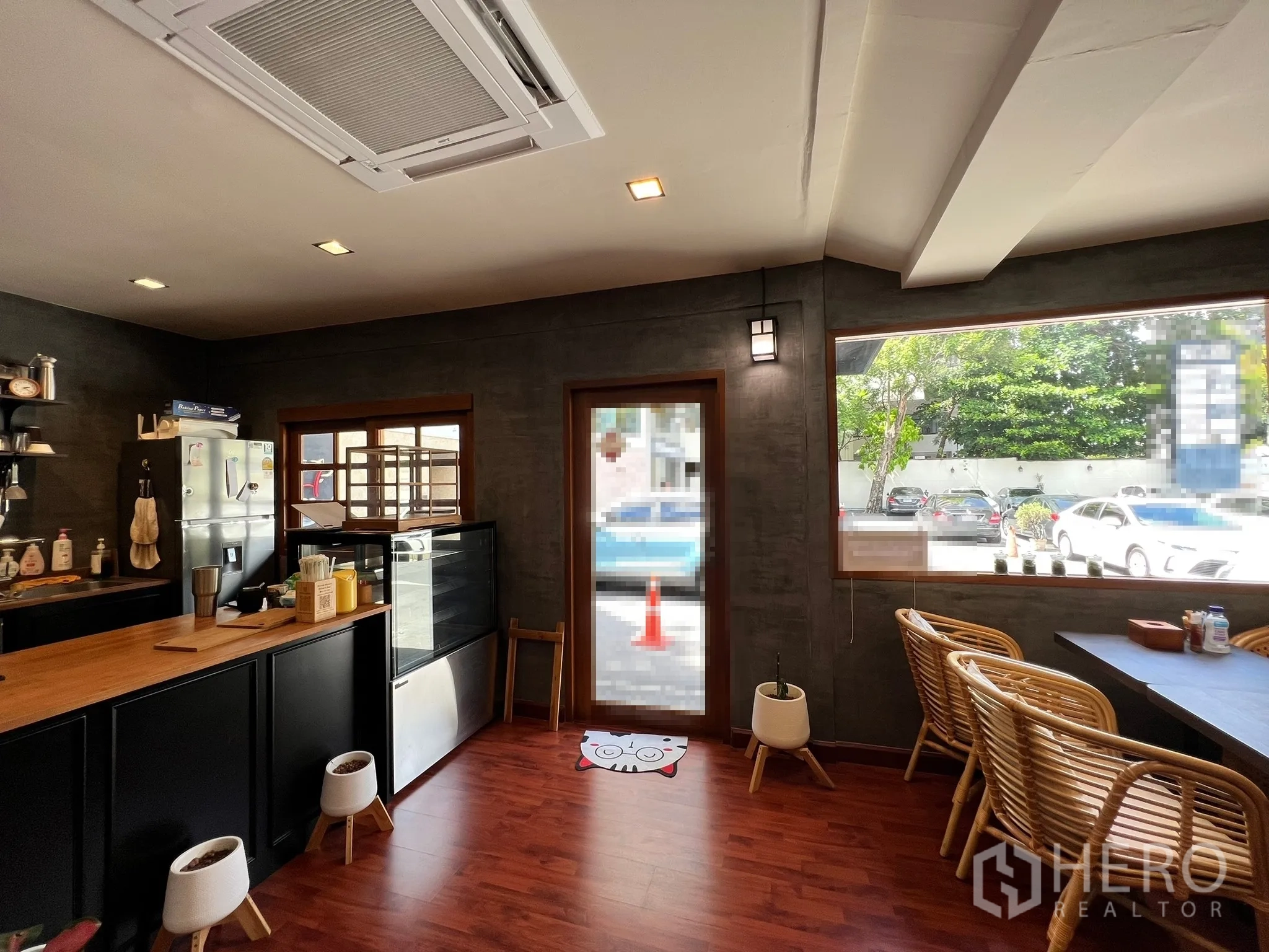 Retail Space for rent in Watthana, Bangkok - Bright interior showing entrance, large picture windows, ceiling cassette AC, and service counter.