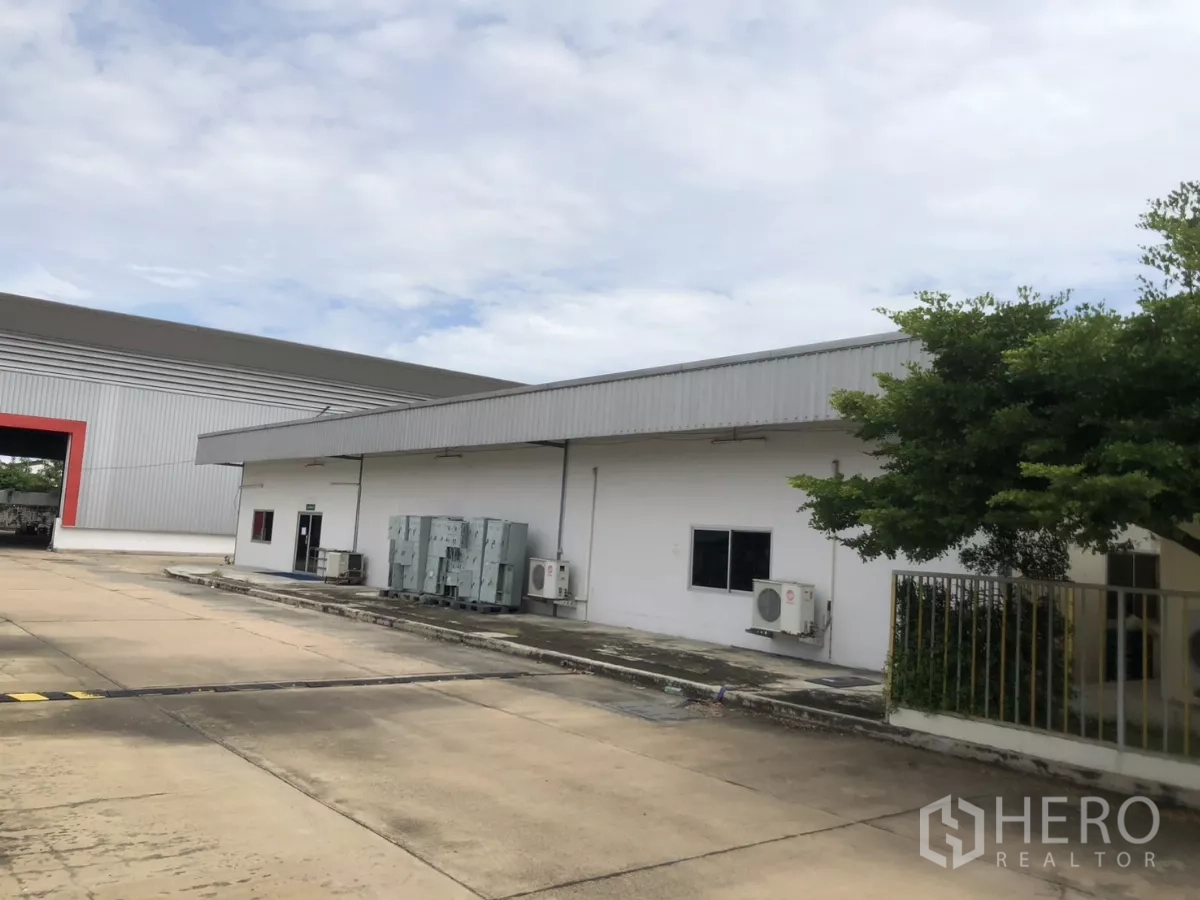 工厂 出租在Mueang Samut Prakan, Samut Prakan - 办公与服务楼紧邻主钢结构仓库