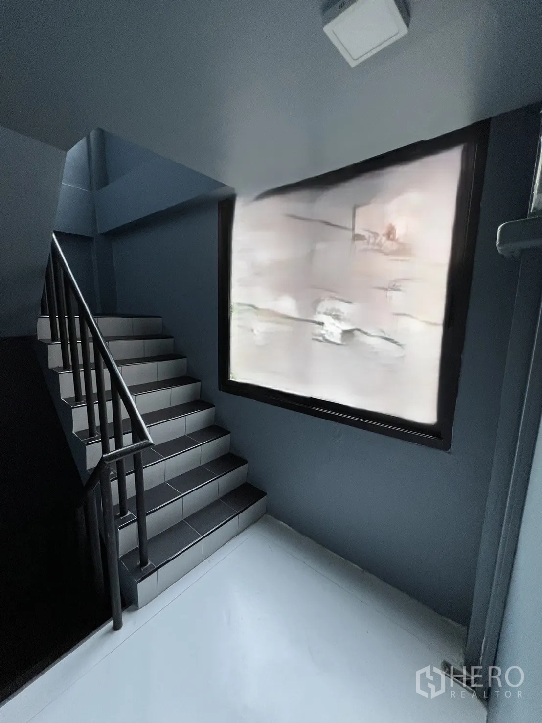 Shophouse for rent or sale in Watthana, Bangkok - Stairwell with gray walls, large window and tiled steps.