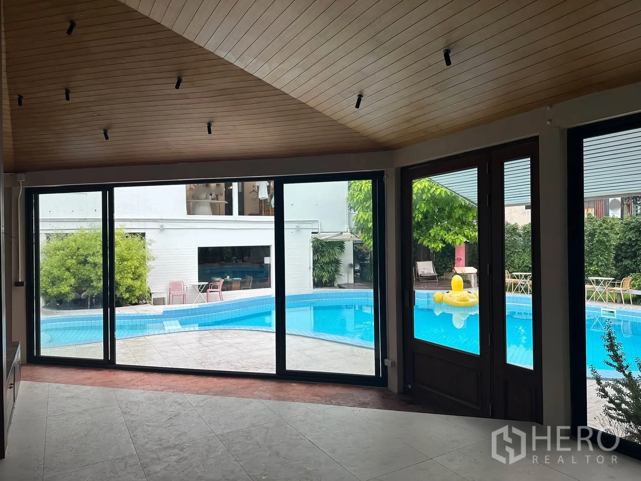 Retail Space for rent in Khlong Toei, Bangkok - Spacious room with wide glass frontage offering full views of the pool.