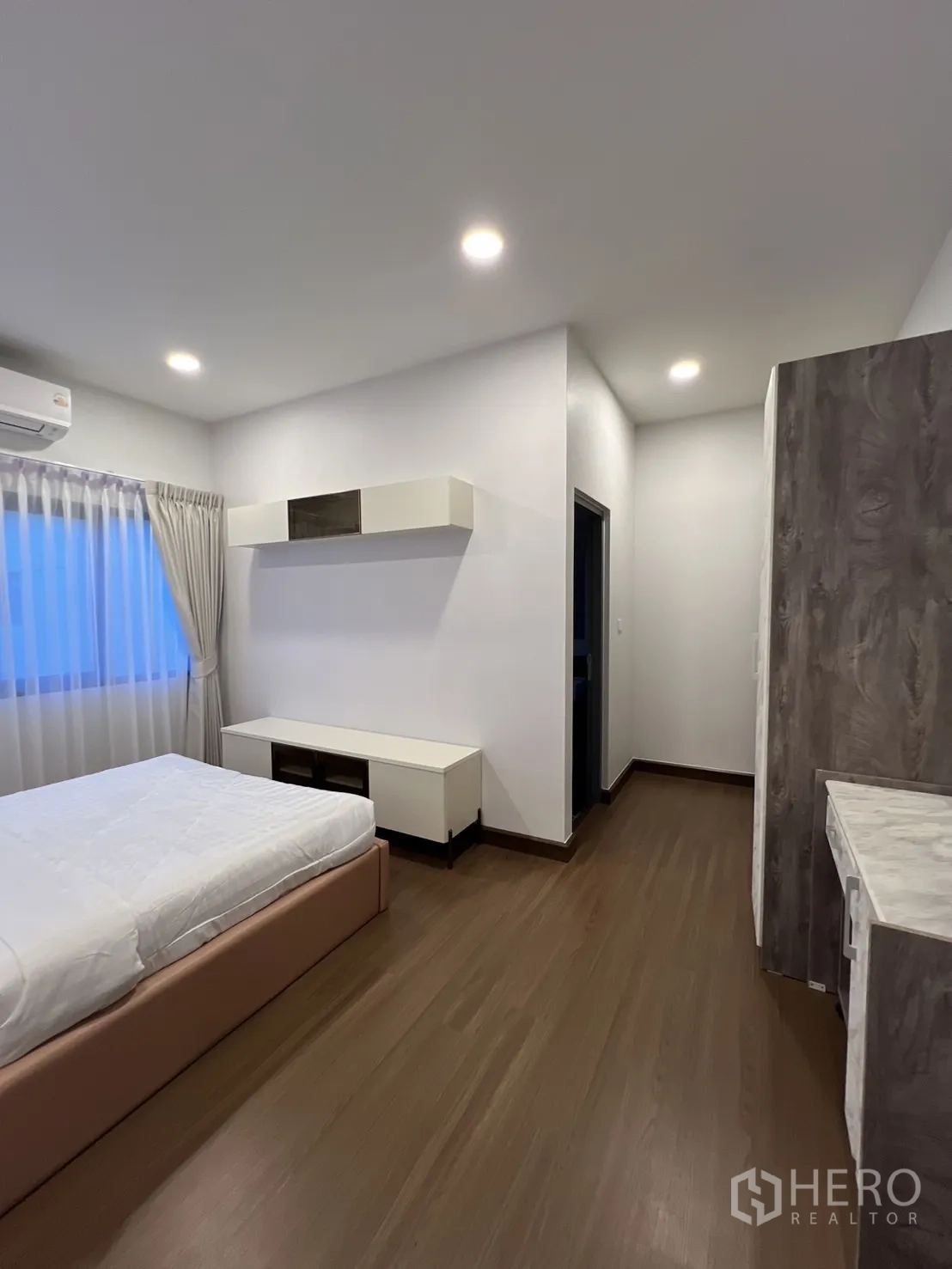 Detached House for rent in Bang Phli, Samut Prakan - Bedroom corridor with built-in vanity and wardrobes.