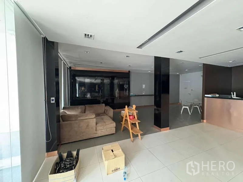 Office Space for rent in Khlong Toei, Bangkok - Lobby lounge area with sofa and open-plan layout.