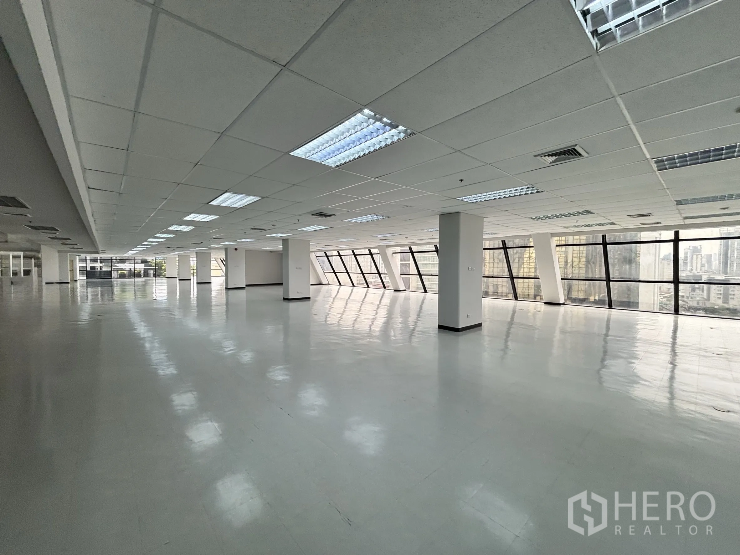 Office Space for rent in Ratchathewi, Bangkok - Large whole-floor office showing continuous glazing, structural columns, and city skyline views.