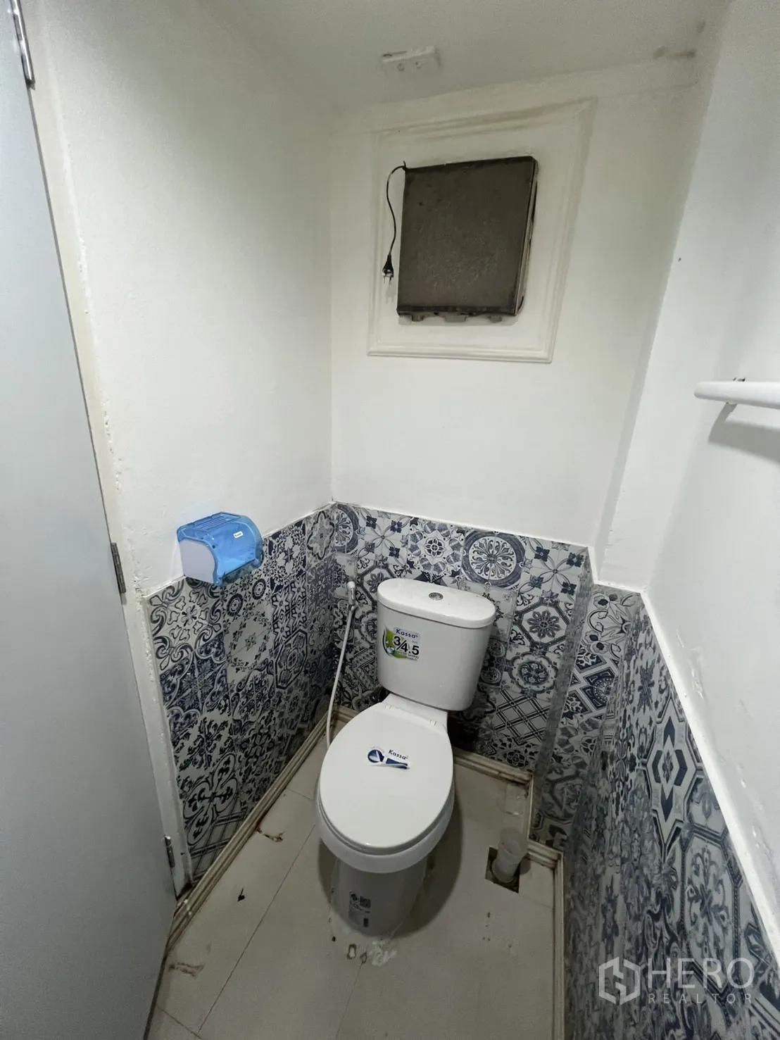 Retail Space for rent in Watthana, Bangkok - Toilet room with matching patterned tiles and small ventilation window.