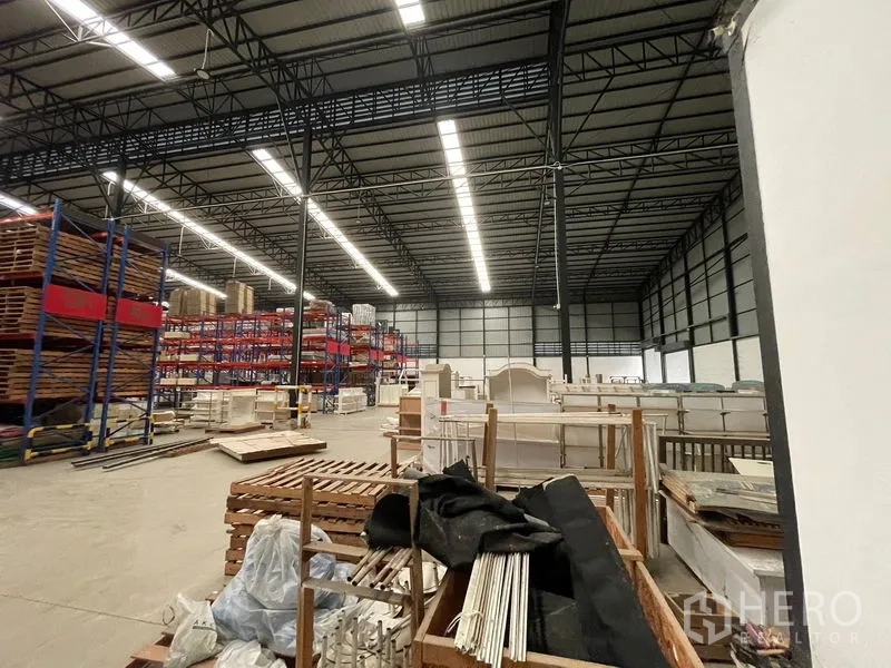 Warehouse for rent in Lat Krabang, Bangkok - Open storage zone with wide-span roof, pallet racking, and clear floor space.