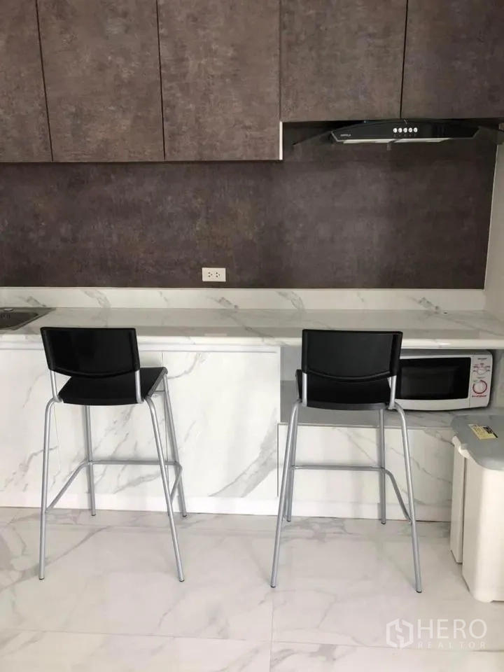 Detached House for rent in Khlong Toei, Bangkok - Kitchen breakfast counter with marble countertop and two bar stools