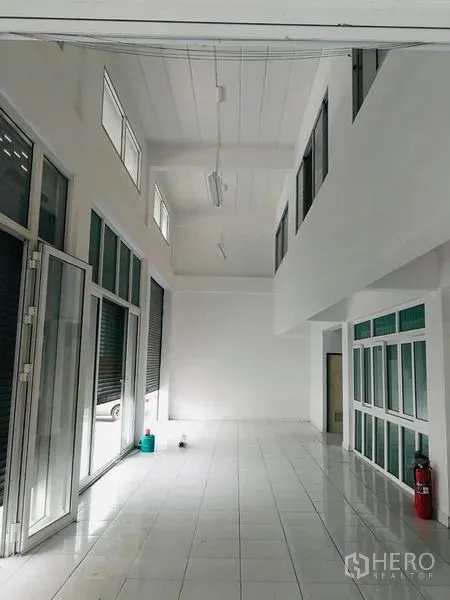 货栈 出租或出售在Bang Phli, Samut Prakan - 挑高入口大厅，带高窗与推拉玻璃门，可作展厅。