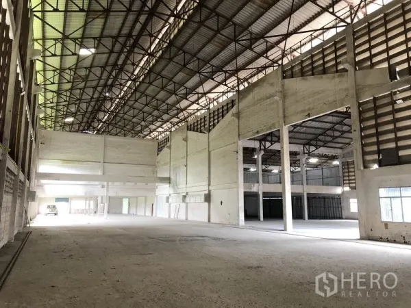 Factory for rent in Lam Luk Ka, Pathum Thani - High‑clear factory floor showing adjacent bays and skylights for natural light.