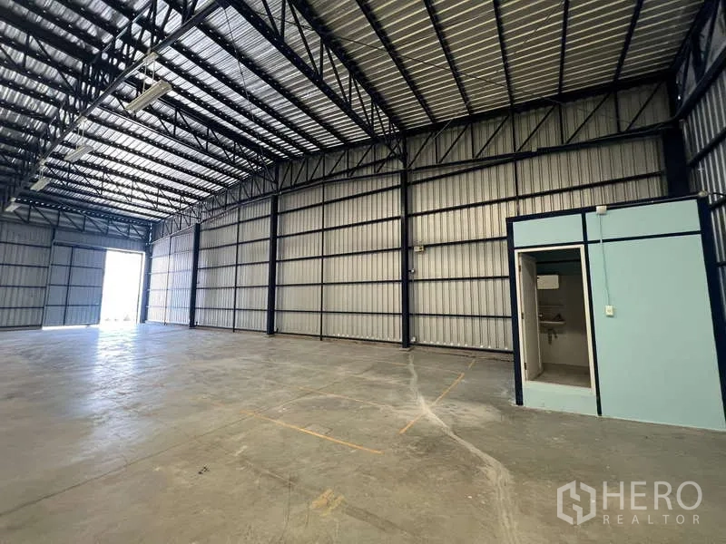 货栈 出租在Lat Krabang, Bangkok - 仓库内角落带独立卫生间和小房间，靠近装卸出入口。
