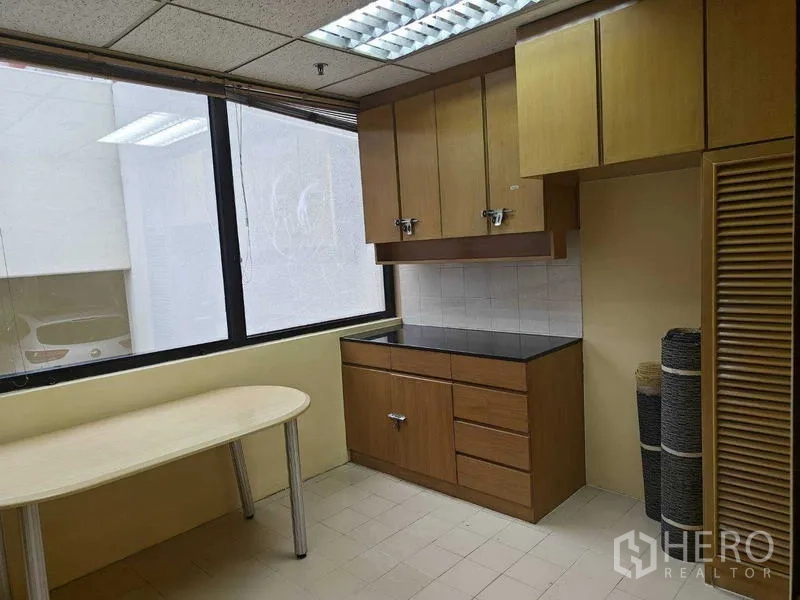 Office Space for rent in Din Daeng, Bangkok - Compact pantry room with upper cabinets, countertop, and a window.