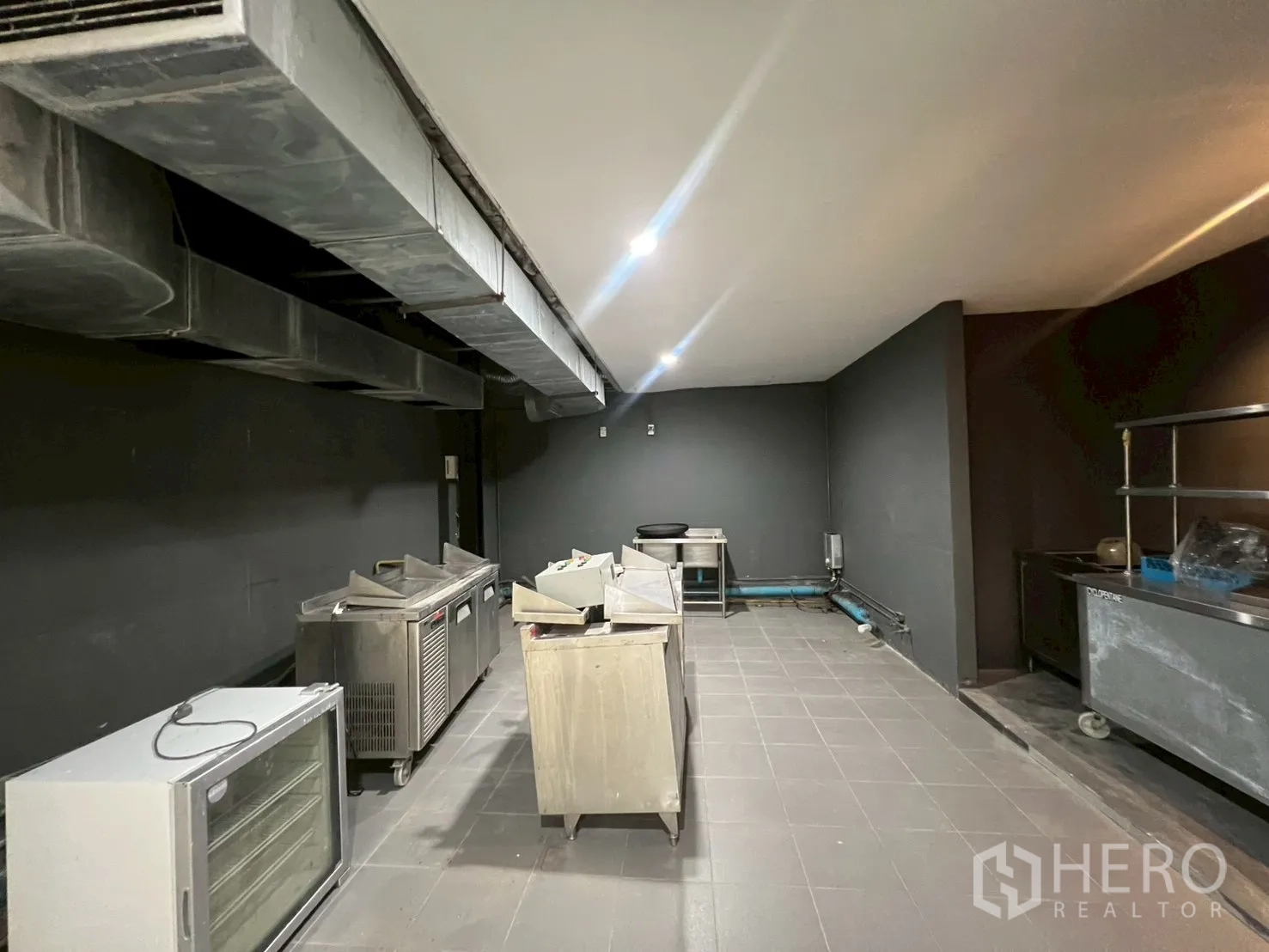 โฮมออฟฟิศ for rent in Watthana, Bangkok - มุมมองอีกด้านของครัวสไตล์เชิงพาณิชย์พร้อมท่อระบายอากาศ