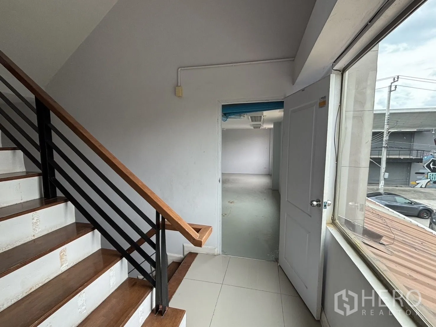 Warehouse for rent or sale in Wang Thonglang, Bangkok - Landing with large window opening to an office room.