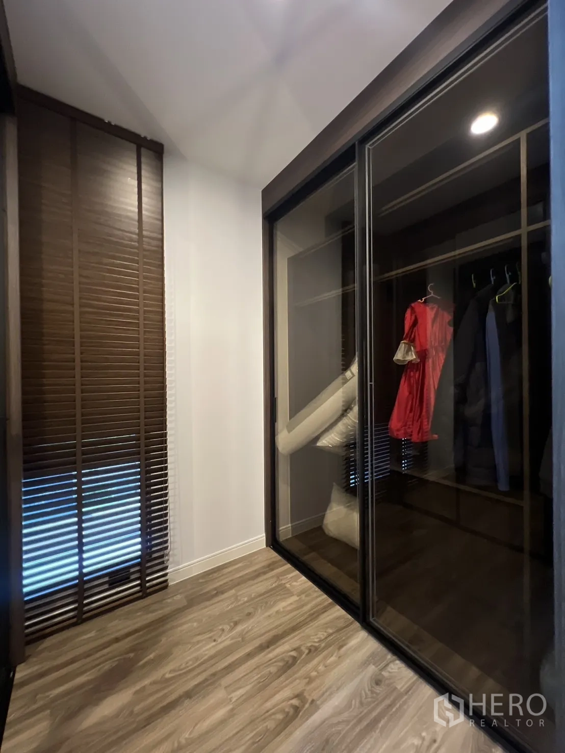Detached House for rent or sale in Bang Kapi, Bangkok - Walk-in closet with glass wardrobes and wood flooring