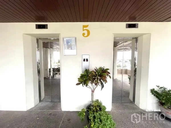 Office Space for rent in Khlong Toei, Bangkok - Pair of elevators at the fifth-floor lobby of the office building.