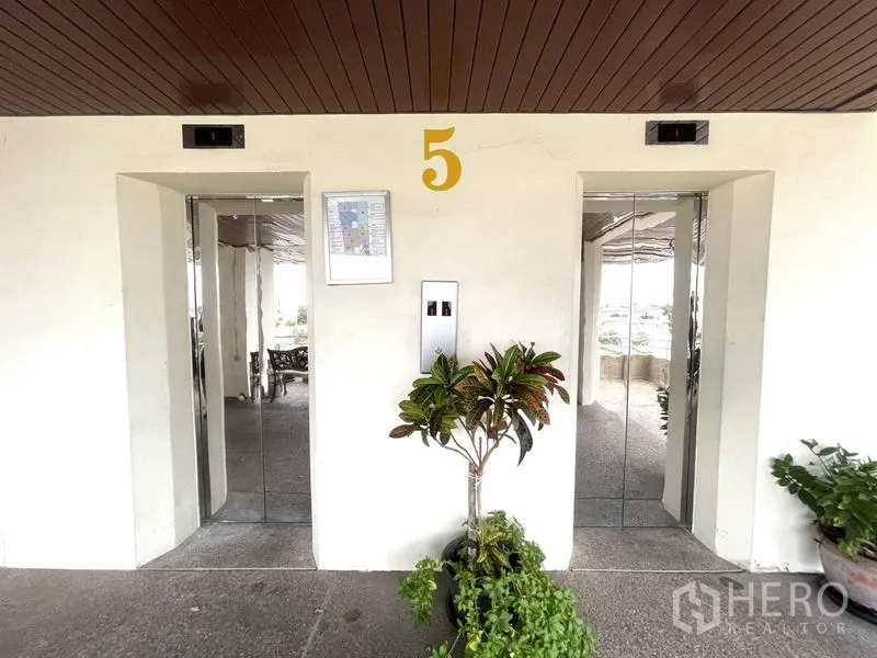 Office Space for rent in Khlong Toei, Bangkok - Pair of elevators at the fifth-floor lobby of the office building.