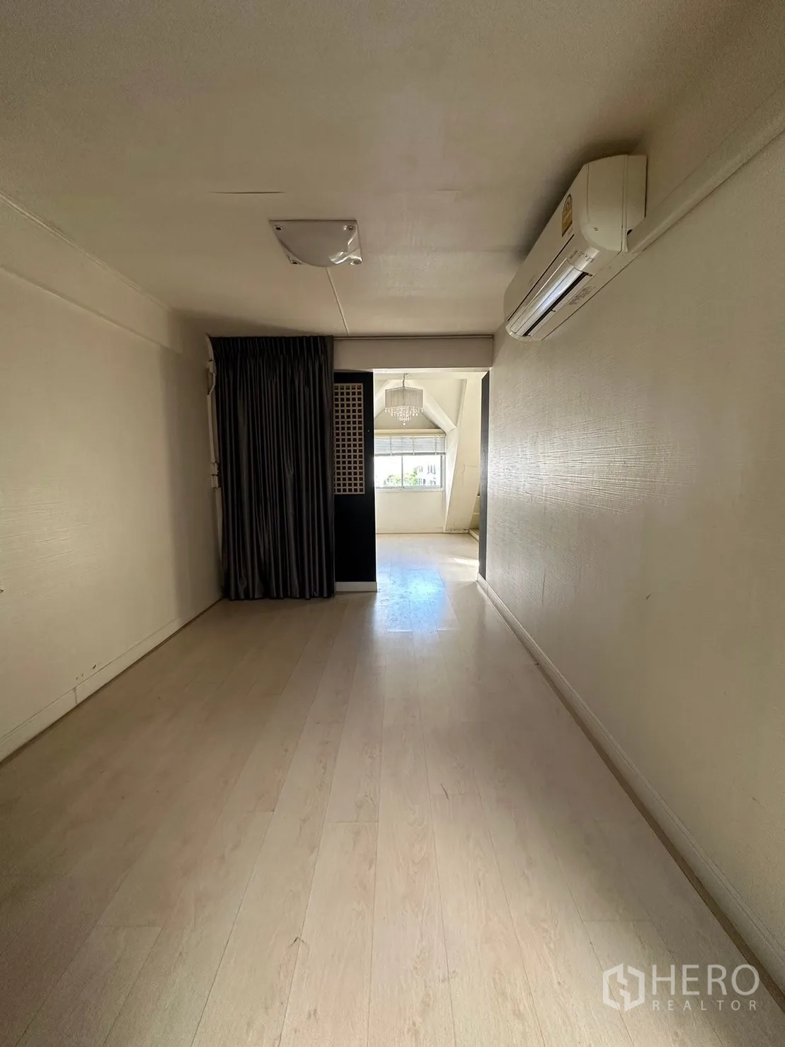 Retail Space for rent in Watthana, Bangkok - Narrow corridor with wall-mounted air conditioner leading to a bright room