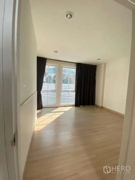 สำนักงานที่บ้าน ให้เช่าหรือขาย - ห้องนอนรับแสงดี มีหน้าต่างสูงเต็มบานและผ้าม่านทึบ
