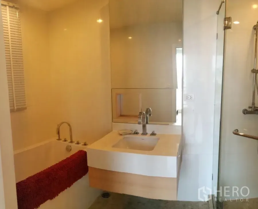 Condominium for rent in Watthana, Bangkok - Contemporary bathroom with bathtub, glass shower and single vanity.