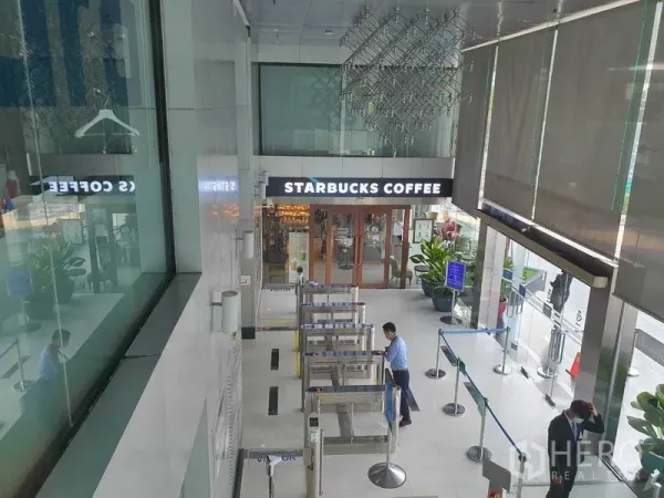 Office Space for rent in Ratchathewi, Bangkok - Building lobby with secure turnstiles and a coffee shop at the entrance.