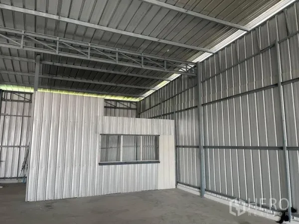 货栈 出租在Min Buri, Bangkok - 仓库内置办公室，带窗户的金属板房。