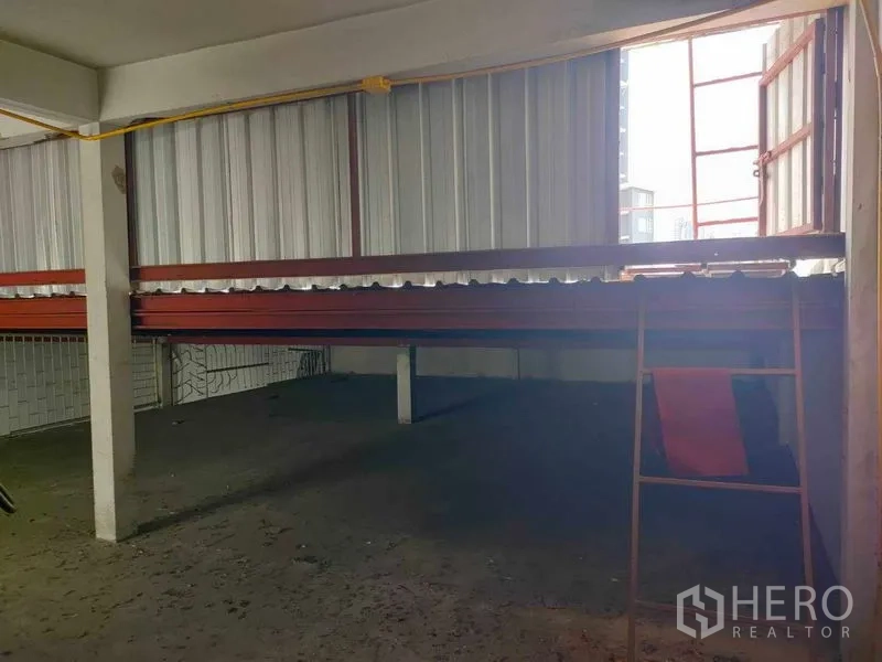 店屋 出租在Watthana, Bangkok - 夹层空间，金属围护、红色钢梁，并有开启的侧窗。