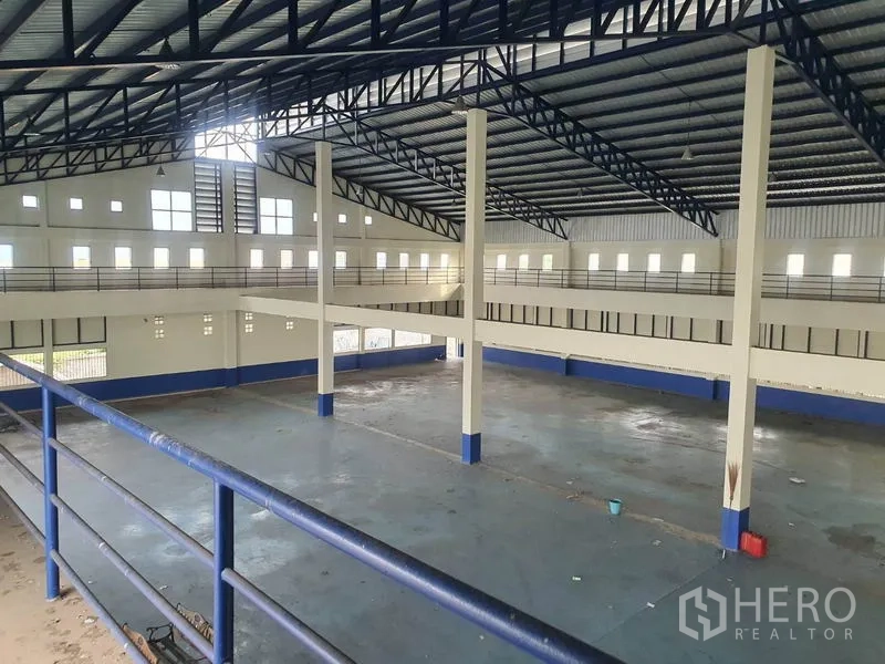 Factory for rent in Bang Bua Thong, Nonthaburi - Mezzanine viewpoint over the warehouse showing the clear-span roof structure.