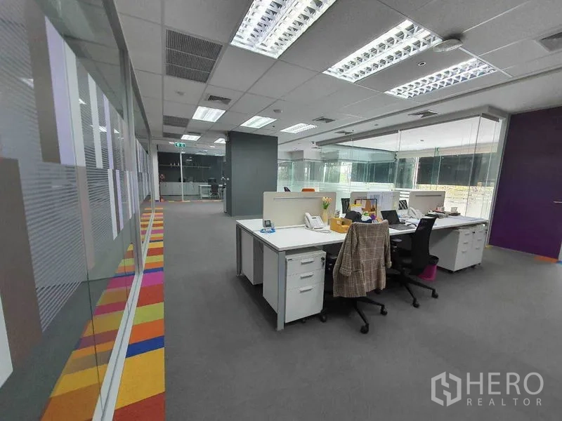 Office Space for rent in Ratchathewi, Bangkok - Open workspace featuring bench desks, task chairs, and full-height glass partitions.