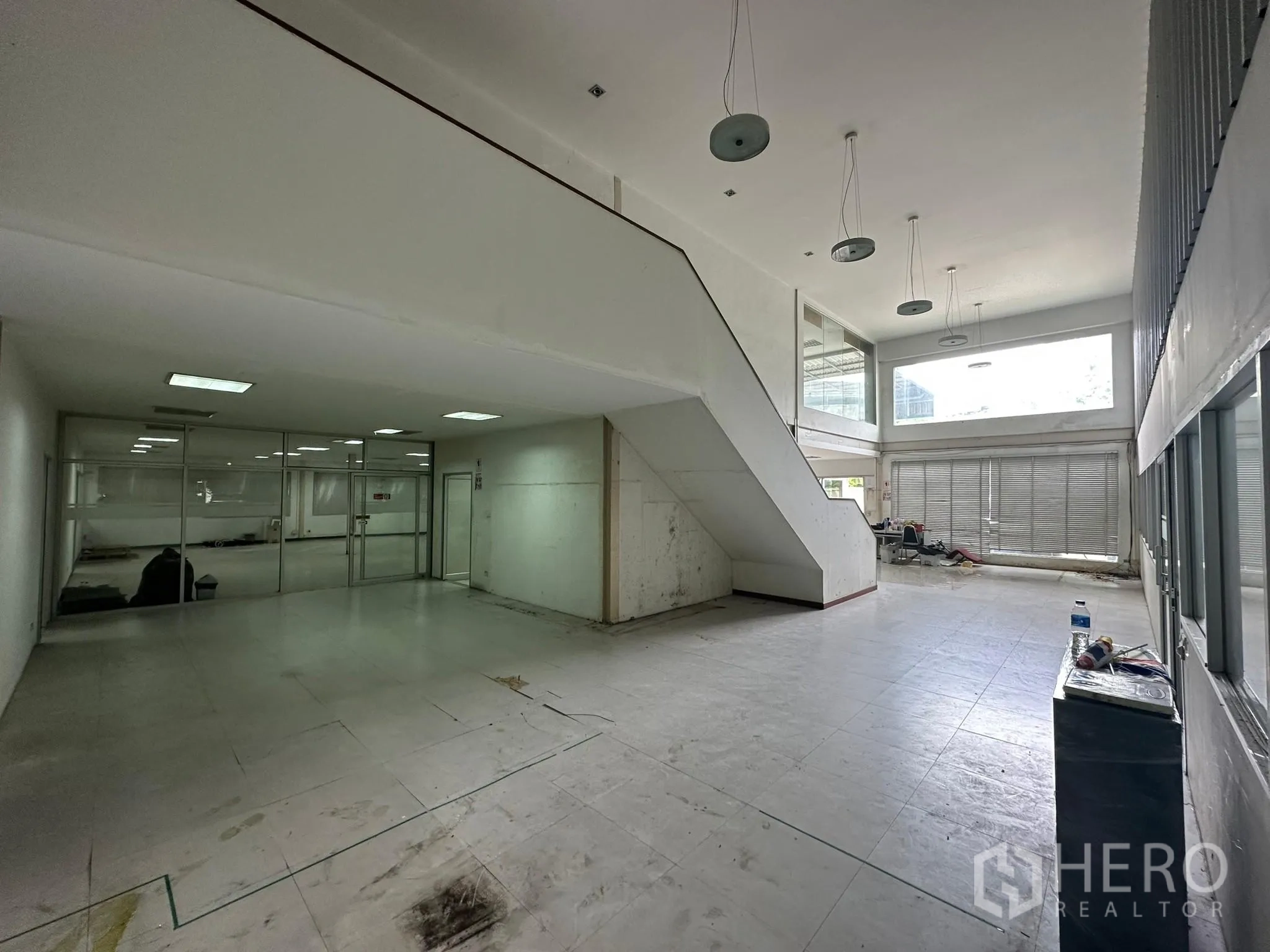 货栈 出租在Huai Khwang, Bangkok - 双层挑高接待大厅，大窗与中央楼梯。