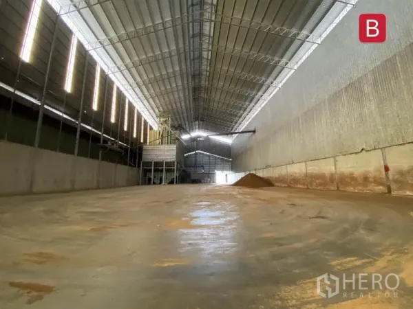 工厂 出租在Chachoengsao - 开放式生产大厅，高挑屋顶下的平整混凝土地面与工业设备。