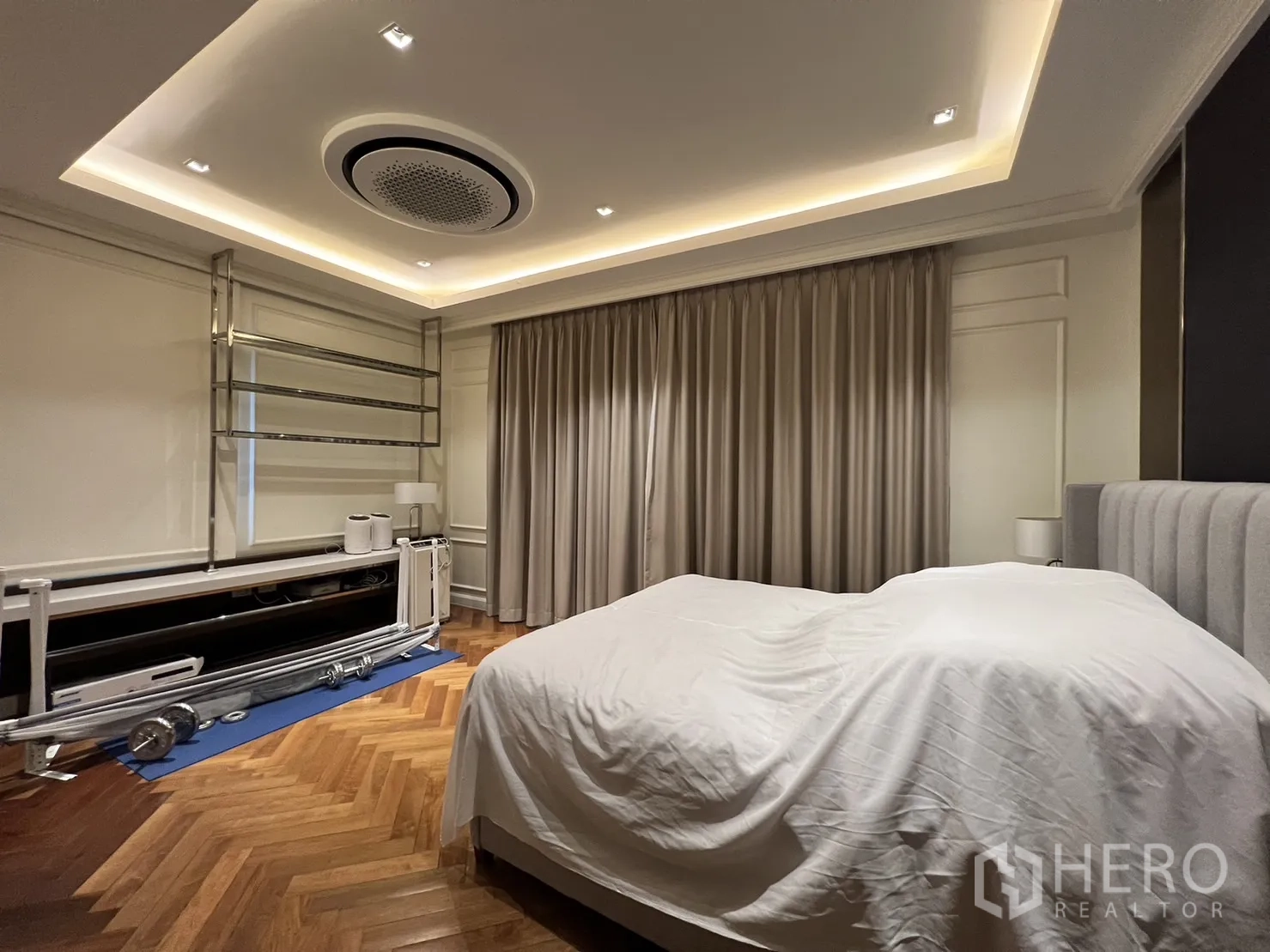 独立式住宅 出租在Suan Luang, Bangkok - 卧室带器械架与人字拼木地板。