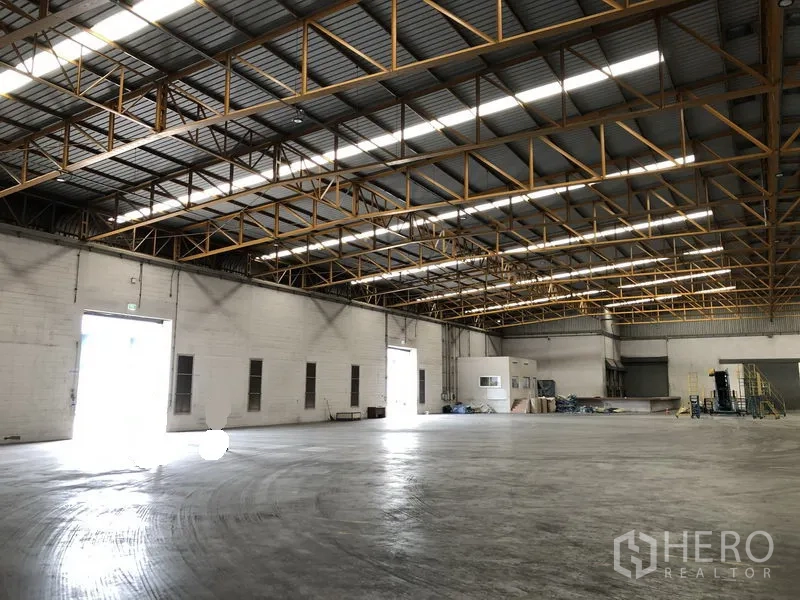 Warehouse for rent in Phra Nakhon Si Ayutthaya - Expansive storage space with skylights, side exits, and internal office rooms.