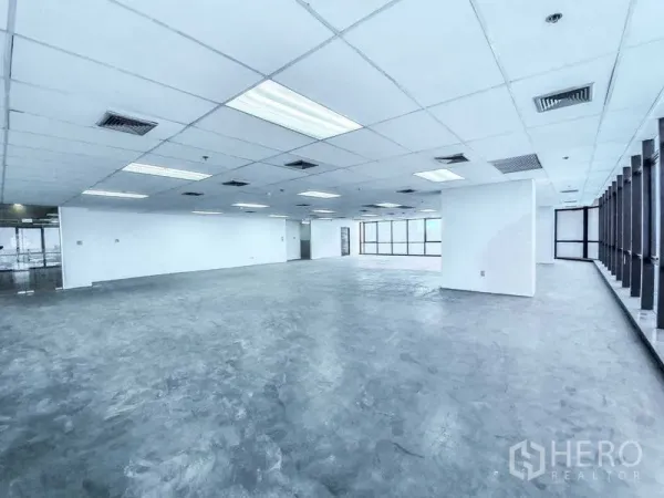 Office Space for rent in Din Daeng, Bangkok - Spacious office plate featuring grid ceiling, air-conditioning vents and full-length glazing along one side.