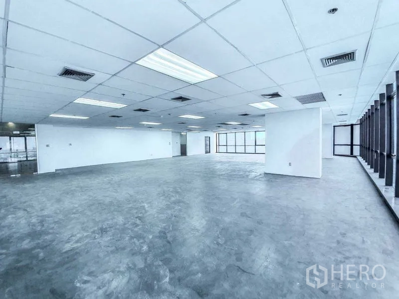Office Space for rent in Din Daeng, Bangkok - Spacious office plate featuring grid ceiling, air-conditioning vents and full-length glazing along one side.