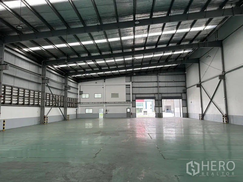 Factory for rent in Mueang Samut Prakan, Samut Prakan - Warehouse interior facing the office block and large entry doors for efficient logistics flow.
