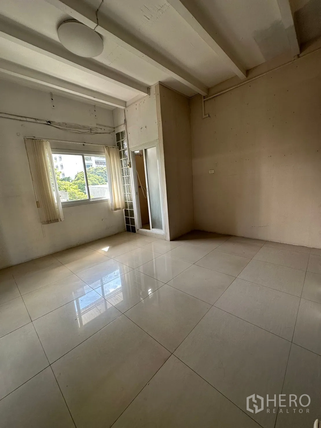 Retail Space for rent in Watthana, Bangkok - Bright tiled room with window and access to a partitioned bathroom