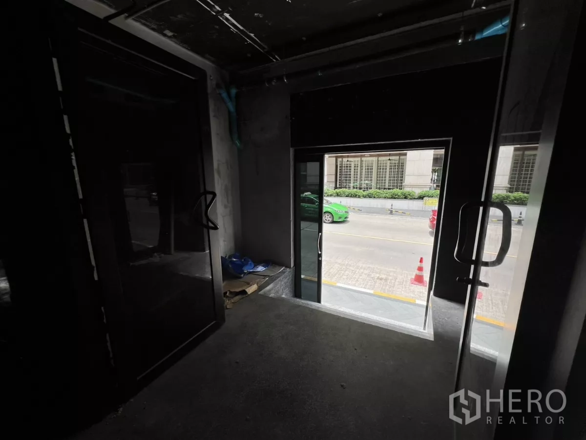 Retail Space for rent in Khlong Toei, Bangkok - View from inside through glass double doors to the sidewalk and road outside.