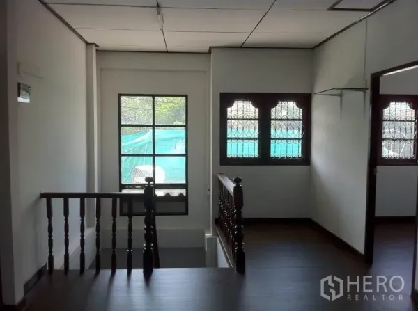 货栈 出租在Lam Luk Ka, Pathum Thani - 楼梯平台，木扶手与带防盗栏的窗户。