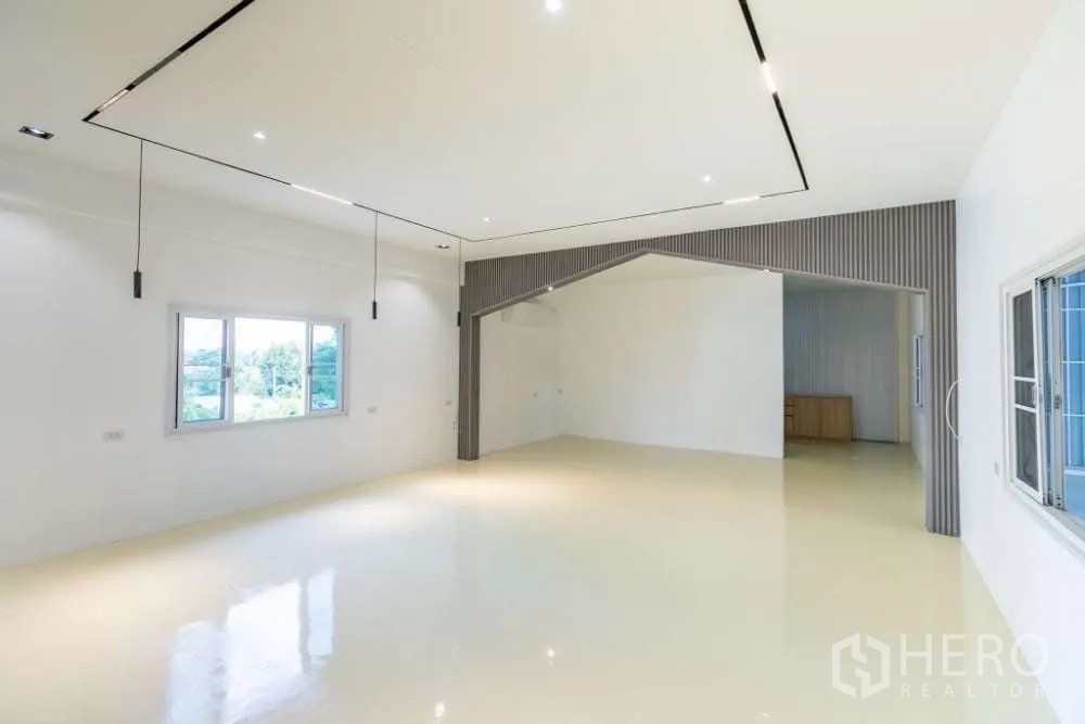 Warehouse for rent in Lat Krabang, Bangkok - Bright upstairs office room with glossy floors, recessed lights and multiple windows.