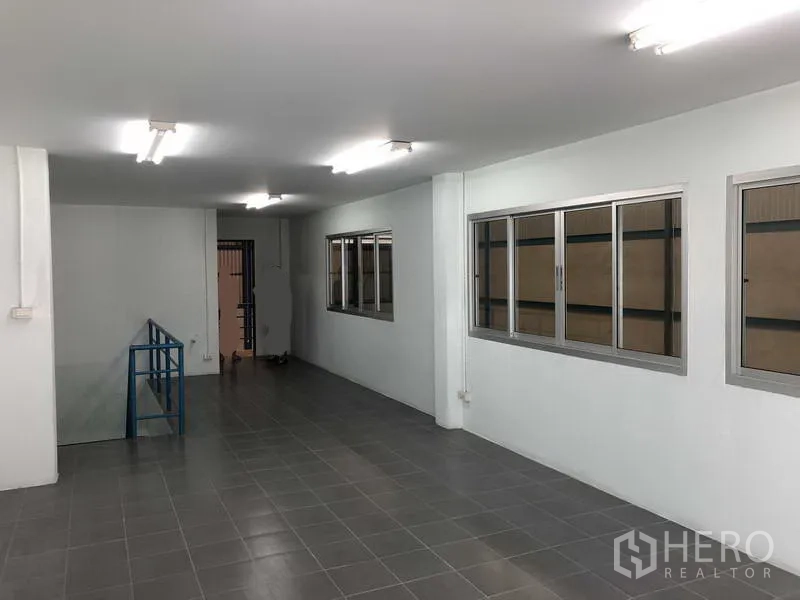 货栈 出租在Bang Phli, Samut Prakan - 开放式办公室层，设窗户可眺望仓库，旁有楼梯通达。