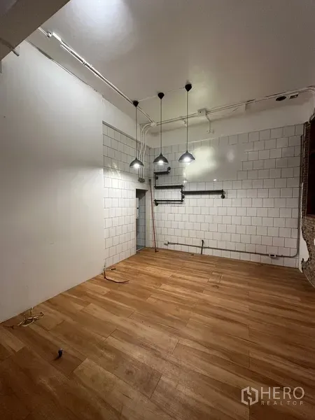 带办公室的家 出租在Watthana, Bangkok - 多功能房，白色地铁砖墙与外露管线吊灯。